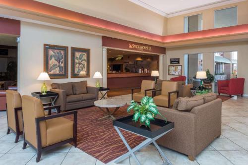 Lobby, Ramada by Wyndham Kissimmee Gateway in Disney - Maingate West Lobby, Ramada by Wyndham Kissimmee Gateway in Disney - Maingate West