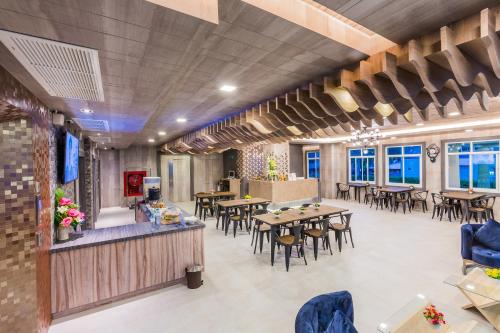 Shared lounge/TV area, Evergreen Suite Hotel in Surat Thani Shared lounge/TV area, Evergreen Suite Hotel in Surat Thani