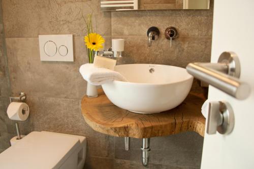 Bathroom, Hotel Am Moosrain Garni in Eitting Bathroom, Hotel Am Moosrain Garni in Eitting