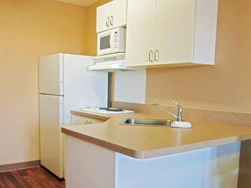 Kitchen, Extended Stay America Suites - Sacramento - White Rock Rd. in Rancho Cordova (CA) Kitchen, Extended Stay America Suites - Sacramento - White Rock Rd. in Rancho Cordova (CA)