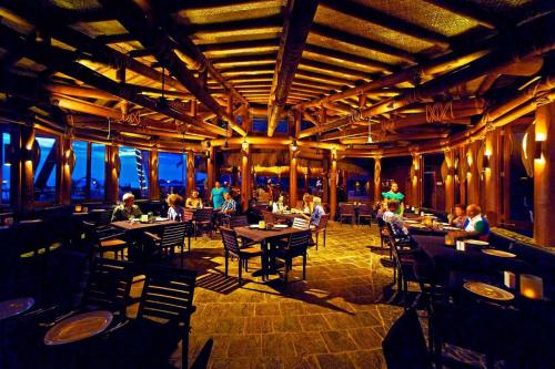 Restoran, Coconuts Beach Club Resort & Spa in Siumu Restoran, Coconuts Beach Club Resort & Spa in Siumu