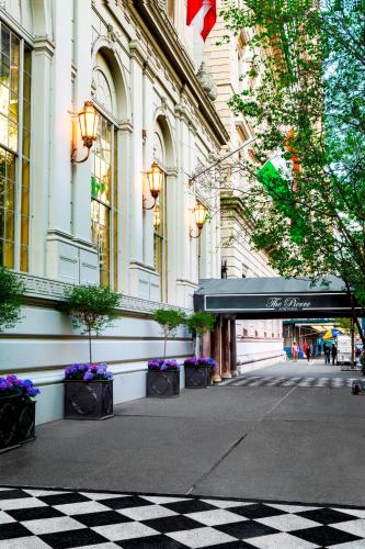 Вход, The Pierre, A Taj Hotel, New York in Аппер-Ист-Сайд Вход, The Pierre, A Taj Hotel, New York in Аппер-Ист-Сайд