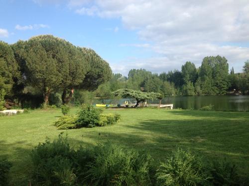 Garden, La maison du lac in Auvers-sur-Oise Garden, La maison du lac in Auvers-sur-Oise