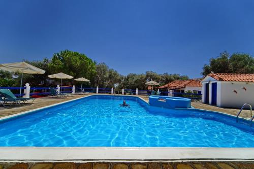 مسبح, White Rock Apartments in Kampos Marathokampou مسبح, White Rock Apartments in Kampos Marathokampou