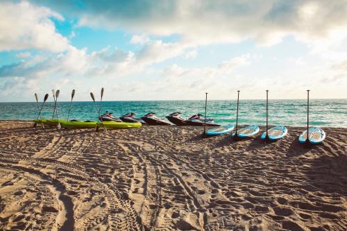 ชายหาด, อควา โฮเทล แอนด์ สวีท (Aqua Hotel & Suites) in ไมอามี่ บีช (FL) ชายหาด, อควา โฮเทล แอนด์ สวีท (Aqua Hotel & Suites) in ไมอามี่ บีช (FL)