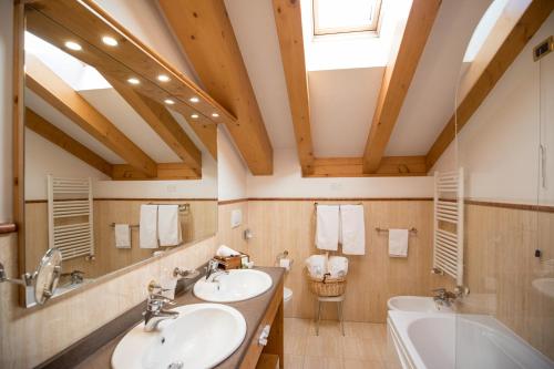 Bathroom, Hotel Chalet all'Imperatore in Madonna di Campiglio Bathroom, Hotel Chalet all'Imperatore in Madonna di Campiglio