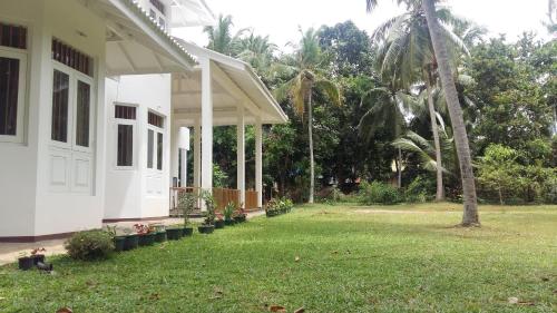 Garden, White House - Orange Hill Avenue in Ja-Ela Garden, White House - Orange Hill Avenue in Ja-Ela