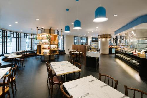 Food and beverages, Rendezvous Hotel Singapore by Far East Hospitality near Raffles Hospital Food and beverages, Rendezvous Hotel Singapore by Far East Hospitality near Raffles Hospital