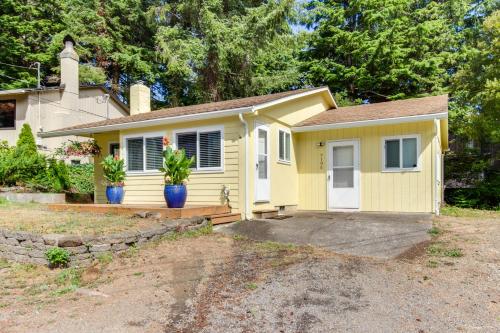 Bright Beach Town Bungalow in Depoe Bay (OR) Bright Beach Town Bungalow in Depoe Bay (OR)