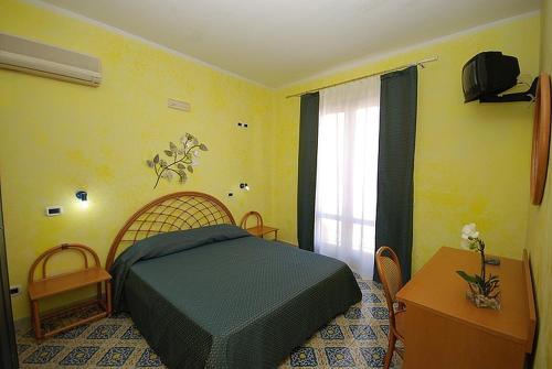 Superior Double Room with Balcony image 2