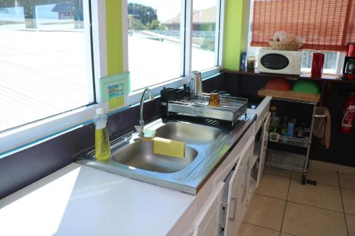 ห้องครัว, Mahana Lodge Hostel & Backpacker in ตาฮิติ ห้องครัว, Mahana Lodge Hostel & Backpacker in ตาฮิติ