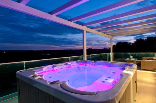 Pemandangan, Villa STELLA - Pomer,Istria - heated pool, jacuzzi, sauna, bbq & table tennis near the beach in Medulin Pemandangan, Villa STELLA - Pomer,Istria - heated pool, jacuzzi, sauna, bbq & table tennis near the beach in Medulin
