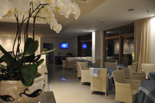 Shared lounge/TV area, Tullio Hotel in Gravedona Shared lounge/TV area, Tullio Hotel in Gravedona