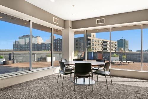 在meiguo.com看到的Global Luxury Suites at Downtown Stamford的介绍图片