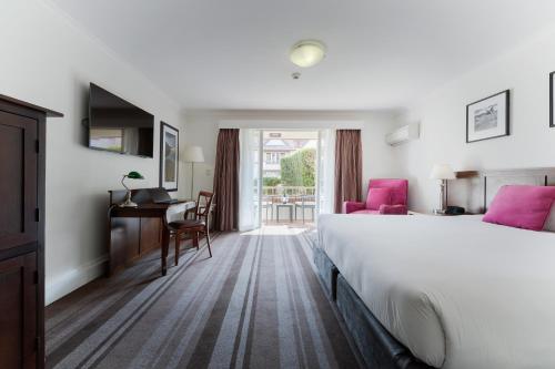 Mercure Canberra near Australian War Memorial Mercure Canberra near Australian War Memorial