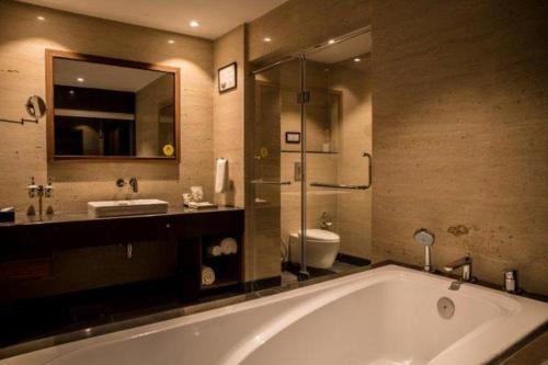 ห้องน้ำ, โรงแรมเลมอน ทรี สิลิคุรี (Lemon Tree Hotel Siliguri) in สิลิกูริ ห้องน้ำ, โรงแรมเลมอน ทรี สิลิคุรี (Lemon Tree Hotel Siliguri) in สิลิกูริ