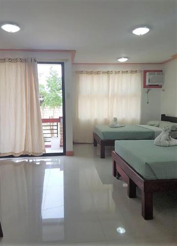 Catalina`s Inn family room