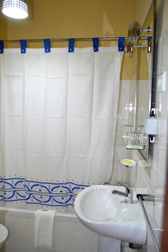 Bathroom, Hotel Central in São Tomé Bathroom, Hotel Central in São Tomé
