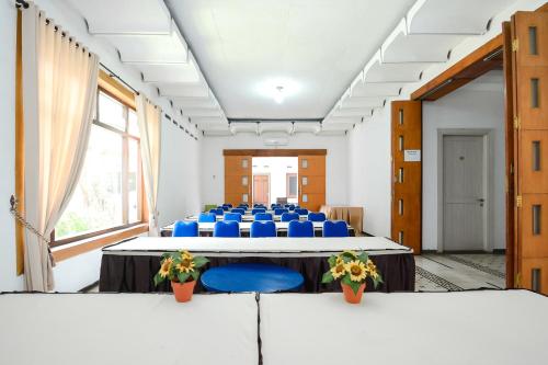 This photo about Airy Alun Alun Malang Basuki Rachmat 1 shared on HyHotel.com