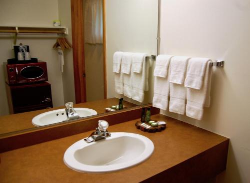 This photo about T-Bird Motor Inn shared on HyHotel.com