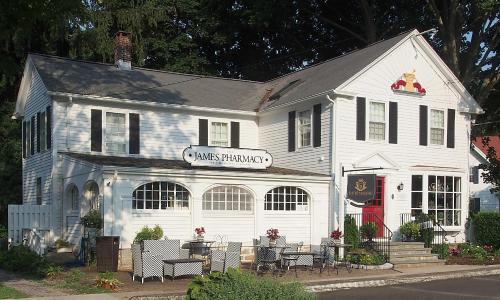 在meiguo.com看到的The Deacon & James Pharmacy B&B的介绍图片