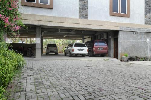 This photo about Airy Eco BSD Raya Serpong Utara Wates 3 Tangerang Selatan shared on HyHotel.com