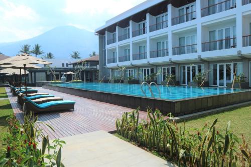 Swimming pool, Hotel Santika Garut in Garut Swimming pool, Hotel Santika Garut in Garut