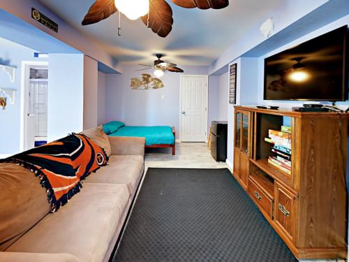 在meiguo.com看到的Split-Level Stunner In Port Aransas Home的介绍图片