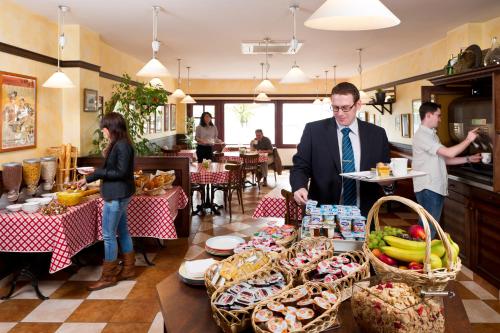 Restaurant, ibis Charleroi Gare (ibis Charleroi Centre Gare) in Charleroi Restaurant, ibis Charleroi Gare (ibis Charleroi Centre Gare) in Charleroi