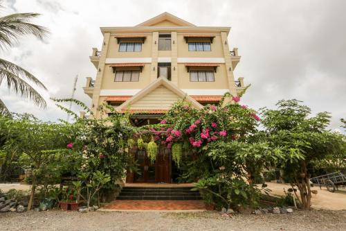 Garden, Blue Diamond Guesthouse near Wat Samrong Knong Garden, Blue Diamond Guesthouse near Wat Samrong Knong