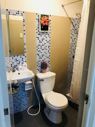 Baño, Apartamento de 45 m² en Ecoland, con 2 habitación(es) y 1 baño(s) privado(s) (Mailz Haven #6 2BR Cozy Apartment 750m Near SM) in Ecoland Baño, Apartamento de 45 m² en Ecoland, con 2 habitación(es) y 1 baño(s) privado(s) (Mailz Haven #6 2BR Cozy Apartment 750m Near SM) in Ecoland