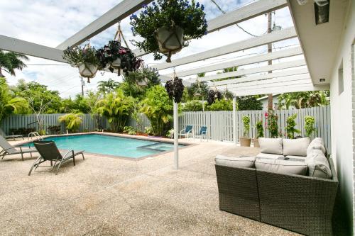 Miami Gorgeous Large 4 Bedroom Home with Pool and Game Room in Hollywood