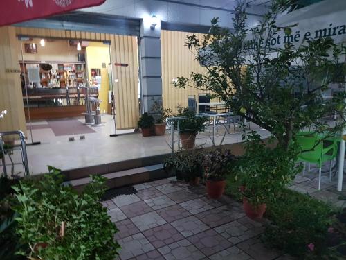 Buitenkant, Hotel Bar Restorant Marina in Velipoje Buitenkant, Hotel Bar Restorant Marina in Velipoje