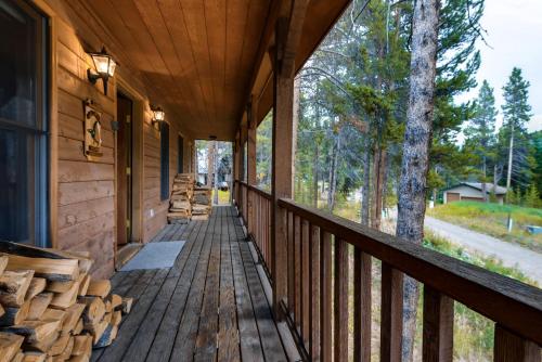 在meiguo.com看到的Three-Bedroom Twilight Trail Home的介绍图片