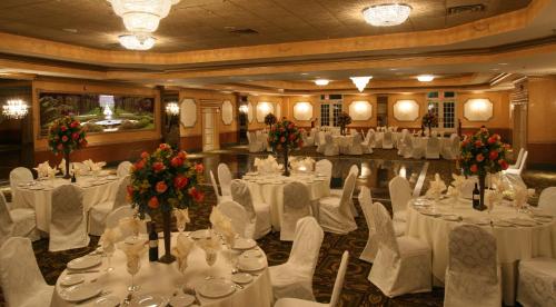 Sala de refeições, Meadowlands Plaza Hotel in Centro da Cidade de Secaucus Sala de refeições, Meadowlands Plaza Hotel in Centro da Cidade de Secaucus