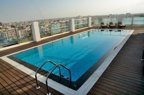 Swimming pool, Country Inn & Suites by Radisson Kota in Kota Swimming pool, Country Inn & Suites by Radisson Kota in Kota