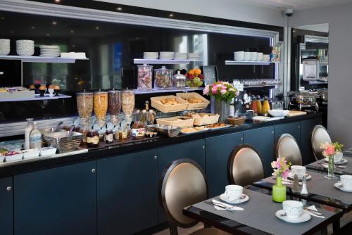 Restaurant, Hotel Plaza Elysees in 8th - Champs Elysees Restaurant, Hotel Plaza Elysees in 8th - Champs Elysees