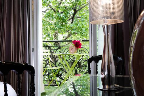 Balcony/terrace, Hotel Plaza Elysees near Arc de Triomphe Balcony/terrace, Hotel Plaza Elysees near Arc de Triomphe
