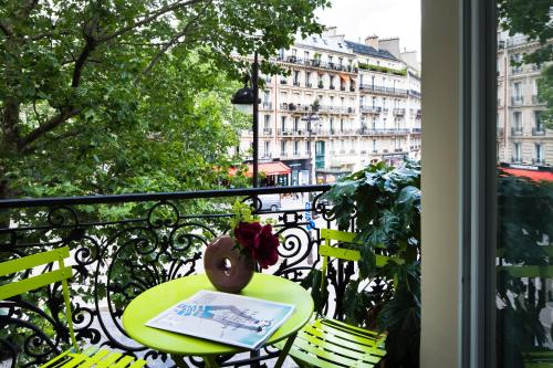 Balcony/terrace, Hotel Plaza Elysees near Arc de Triomphe Balcony/terrace, Hotel Plaza Elysees near Arc de Triomphe