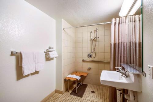 Bathroom, Motel 6-Youngtown, AZ - Phoenix - Sun City in Surprise Bathroom, Motel 6-Youngtown, AZ - Phoenix - Sun City in Surprise