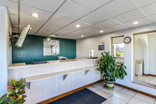 Lobby, Motel 6 Urbana, IL in Urbana (IL) Lobby, Motel 6 Urbana, IL in Urbana (IL)