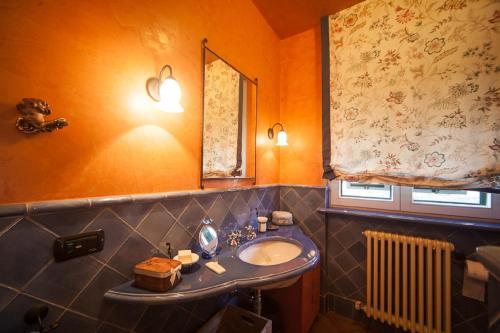 Bathroom, Villa Paola - Cinque Terre unica! pool e AC! in Pignone Bathroom, Villa Paola - Cinque Terre unica! pool e AC! in Pignone