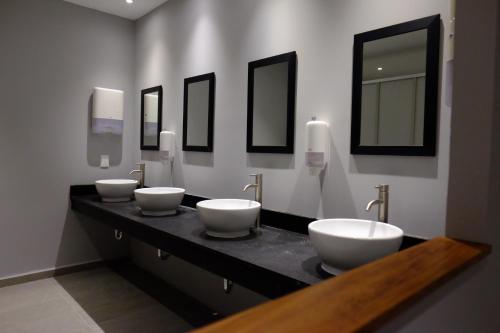 Bathroom, izZzleep Aeropuerto Terminal 2 in Mexico City Bathroom, izZzleep Aeropuerto Terminal 2 in Mexico City