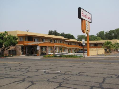 Entrance, Classic Inn in Red Bluff (CA) Entrance, Classic Inn in Red Bluff (CA)