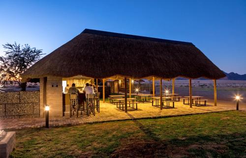 Bar/ Salón, Desert Camp in Sesriem Bar/ Salón, Desert Camp in Sesriem