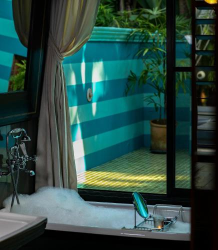 douche, Chandra Residence, luxury, warmth and playfulness! in Mae Hia douche, Chandra Residence, luxury, warmth and playfulness! in Mae Hia