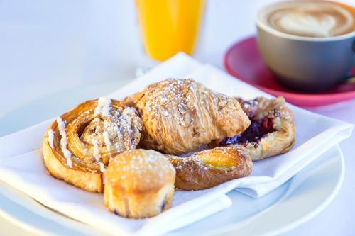 This photo about Hotel Grand Chancellor Palm Cove shared on HyHotel.com