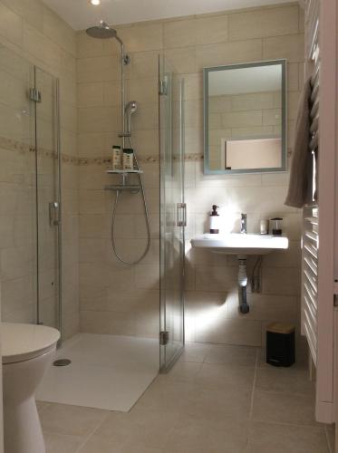 Bathroom, L’Orme des voyageurs in Suresnes Bathroom, L’Orme des voyageurs in Suresnes