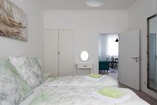 Let it be Vienna U1, U2, U4 Karlsplatz Oper