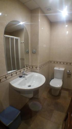 Bathroom, Hostal Venecia II in Monzon Bathroom, Hostal Venecia II in Monzon